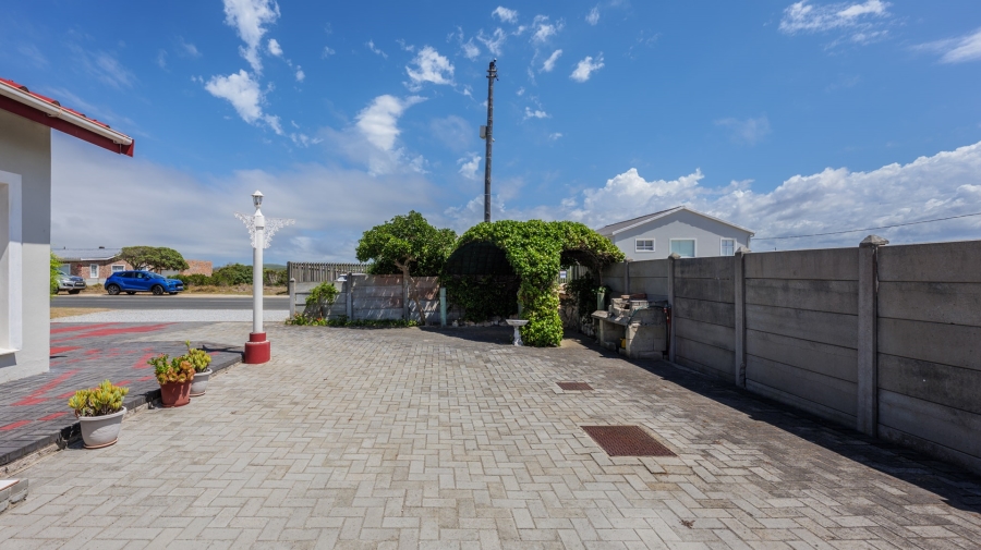 5 Bedroom Property for Sale in Struisbaai Western Cape